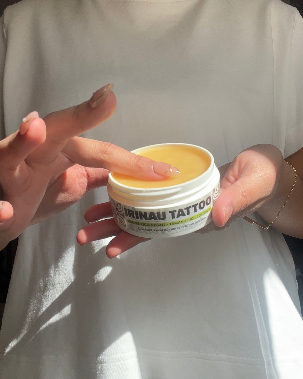 Zoom sur la texture de la crème tatouage Irinau 15ml – riche en Tamanu pour apaiser la peau tatouée