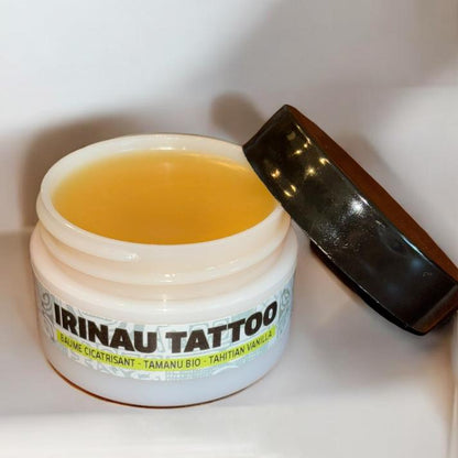 Crème tatouage Irinau Tattoo format 15ml posée en décor naturel – soin au Tamanu